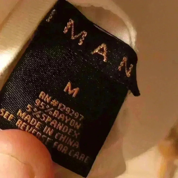 5/$25 IMAN medium v neck SUPER SOFT AND BATWING SLEEVE - Picture 6 of 7